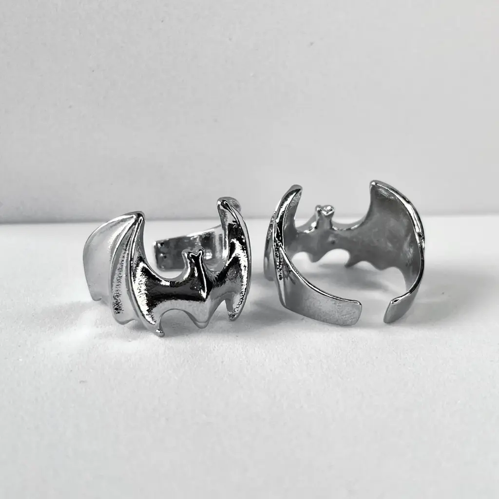 Sleek batwing ring